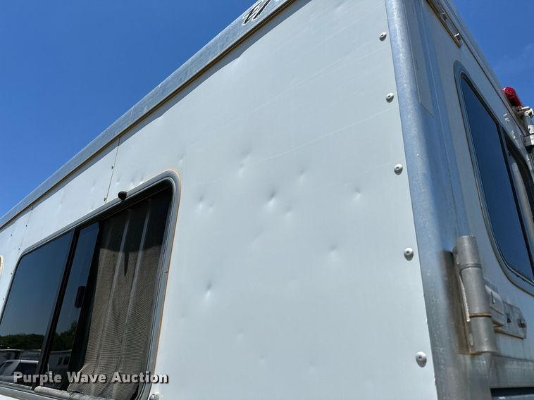 image for item OG9152 2018 Universal Exiss 724  horse trailer