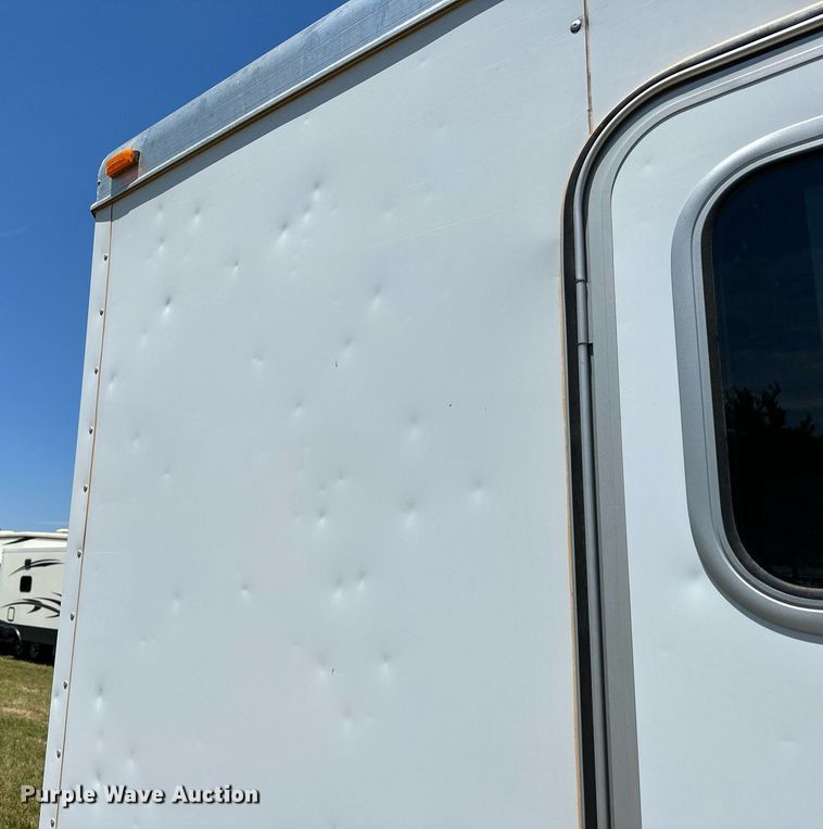 image for item OG9152 2018 Universal Exiss 724  horse trailer