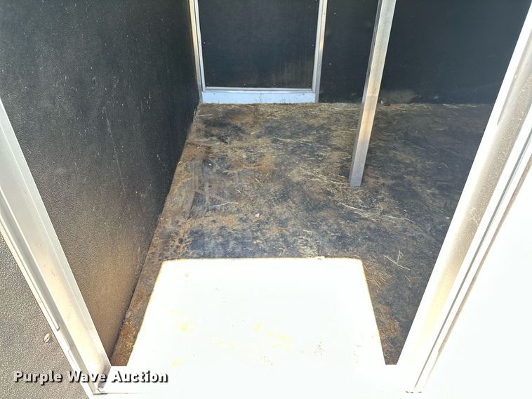 image for item OG9152 2018 Universal Exiss 724  horse trailer