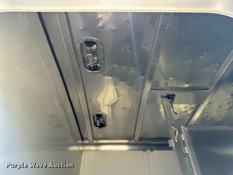 image for item OG9152 2018 Universal Exiss 724  horse trailer