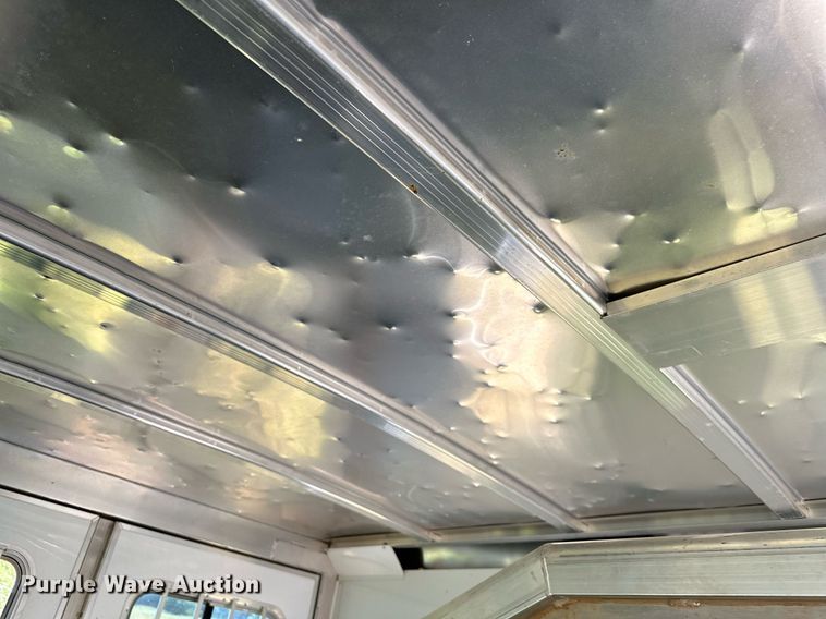 image for item OG9152 2018 Universal Exiss 724  horse trailer