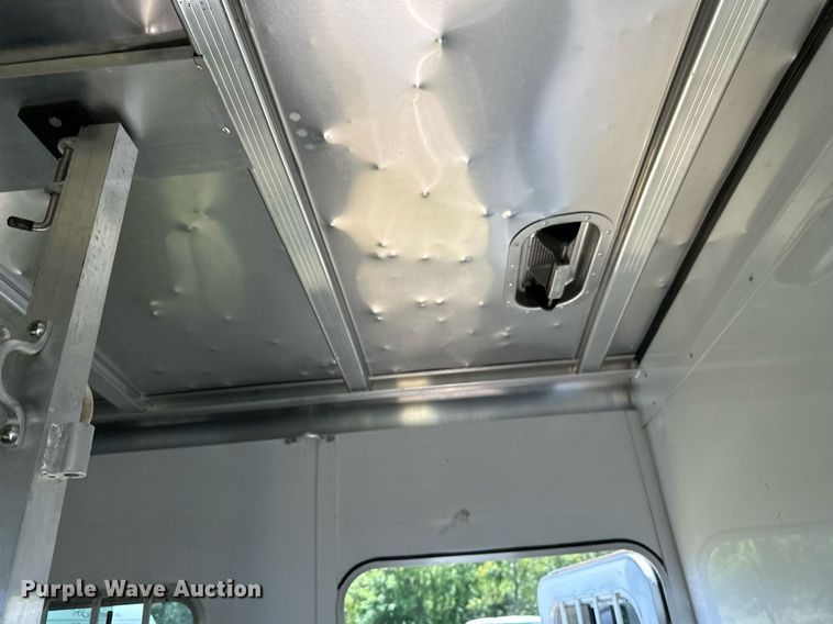 image for item OG9152 2018 Universal Exiss 724  horse trailer