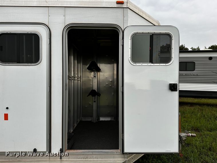 image for item OG9152 2018 Universal Exiss 724  horse trailer