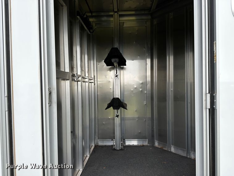 image for item OG9152 2018 Universal Exiss 724  horse trailer