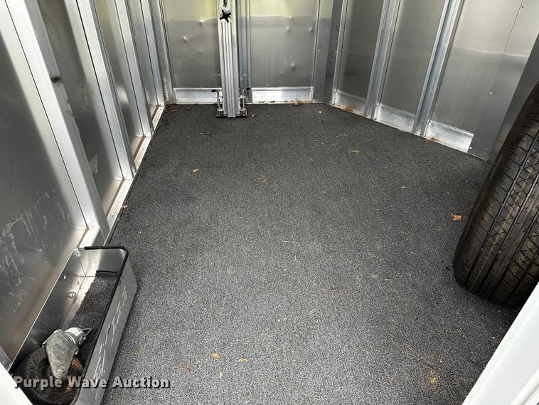 image for item OG9152 2018 Universal Exiss 724  horse trailer