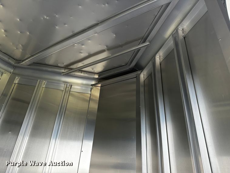 image for item OG9152 2018 Universal Exiss 724  horse trailer