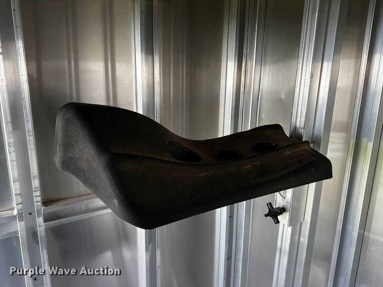 image for item OG9152 2018 Universal Exiss 724  horse trailer