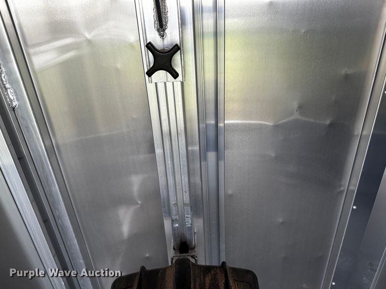 image for item OG9152 2018 Universal Exiss 724  horse trailer