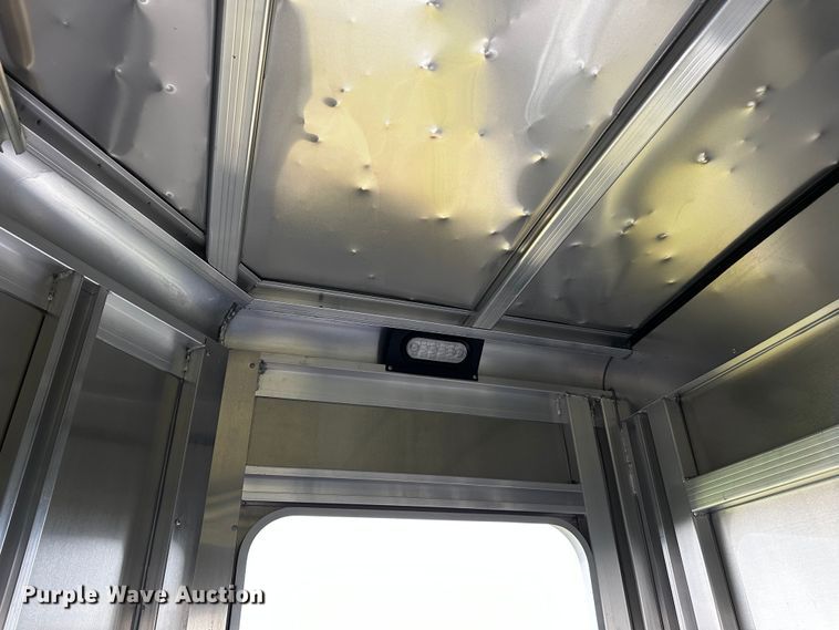 image for item OG9152 2018 Universal Exiss 724  horse trailer