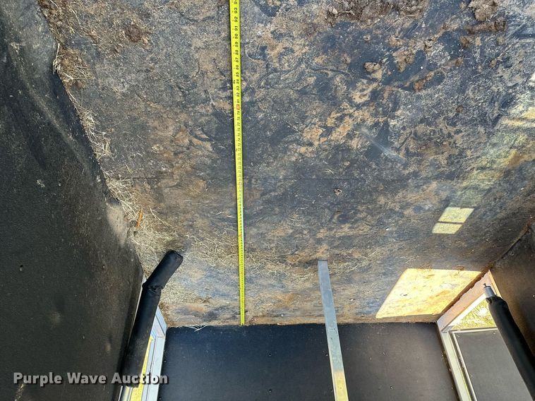 image for item OG9152 2018 Universal Exiss 724  horse trailer