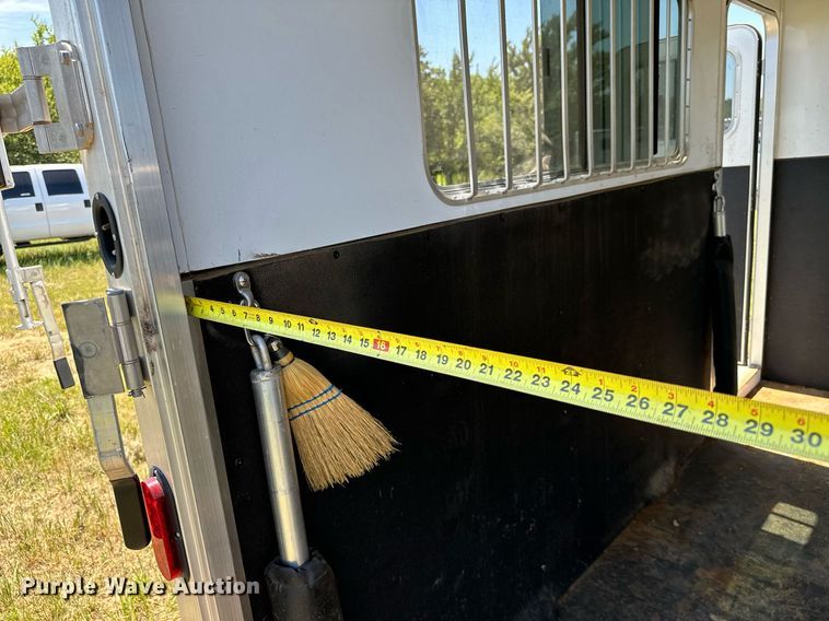 image for item OG9152 2018 Universal Exiss 724  horse trailer