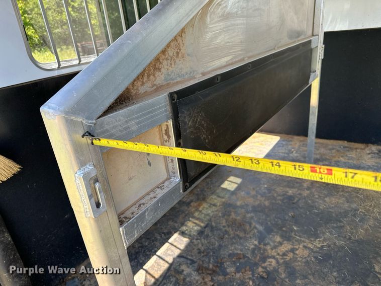 image for item OG9152 2018 Universal Exiss 724  horse trailer