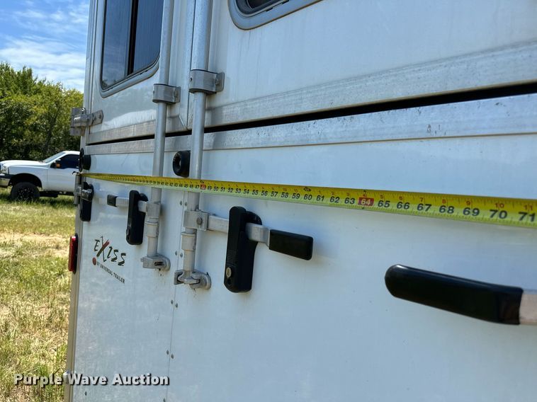 image for item OG9152 2018 Universal Exiss 724  horse trailer