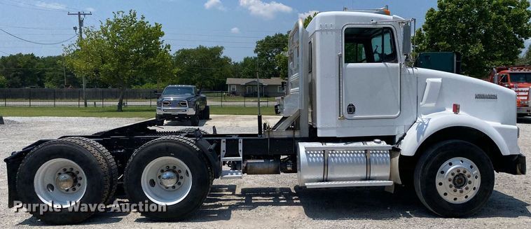 image for item DI7817 1995 Kenworth T800 semi truck