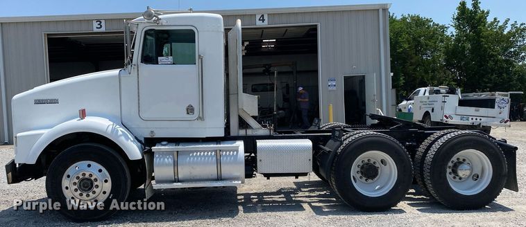 image for item DI7817 1995 Kenworth T800 semi truck