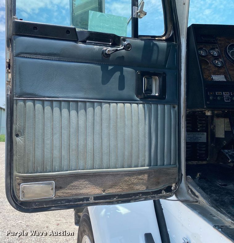 image for item DI7817 1995 Kenworth T800 semi truck