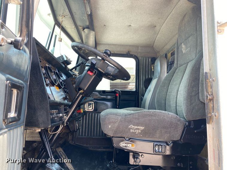 image for item DI7817 1995 Kenworth T800 semi truck