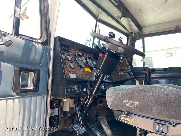 image for item DI7817 1995 Kenworth T800 semi truck