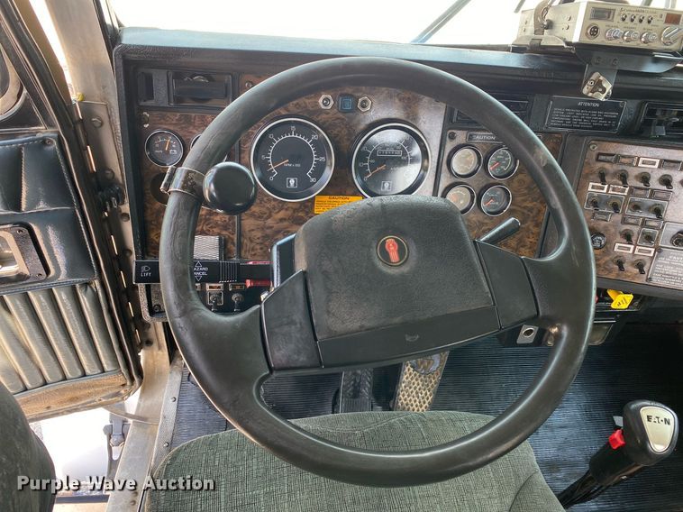image for item DI7817 1995 Kenworth T800 semi truck