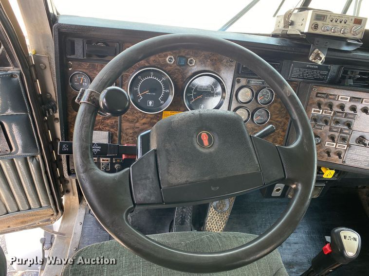 image for item DI7817 1995 Kenworth T800 semi truck