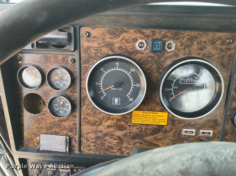 image for item DI7817 1995 Kenworth T800 semi truck