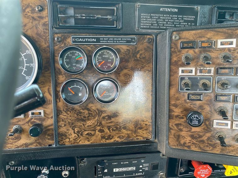 image for item DI7817 1995 Kenworth T800 semi truck