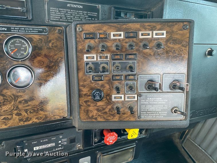 image for item DI7817 1995 Kenworth T800 semi truck