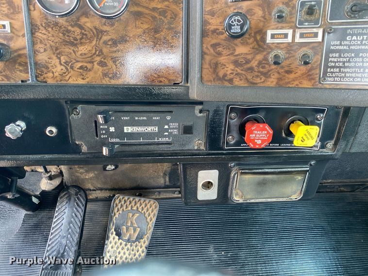 image for item DI7817 1995 Kenworth T800 semi truck