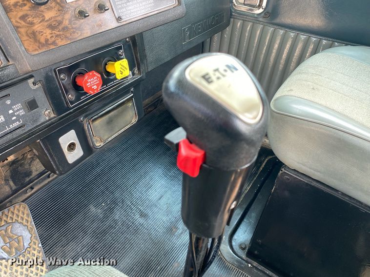 image for item DI7817 1995 Kenworth T800 semi truck