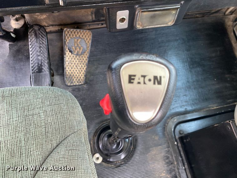 image for item DI7817 1995 Kenworth T800 semi truck