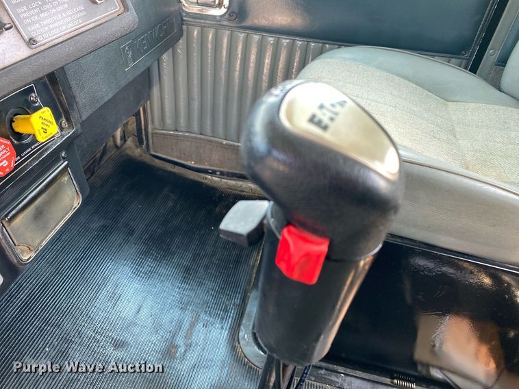 image for item DI7817 1995 Kenworth T800 semi truck