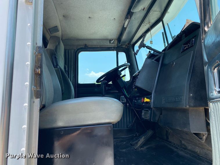 image for item DI7817 1995 Kenworth T800 semi truck