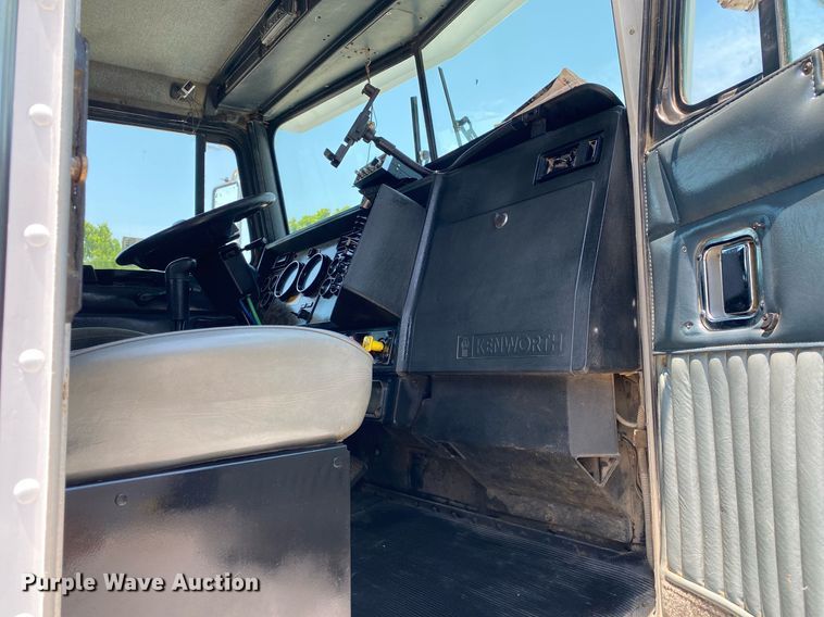 image for item DI7817 1995 Kenworth T800 semi truck