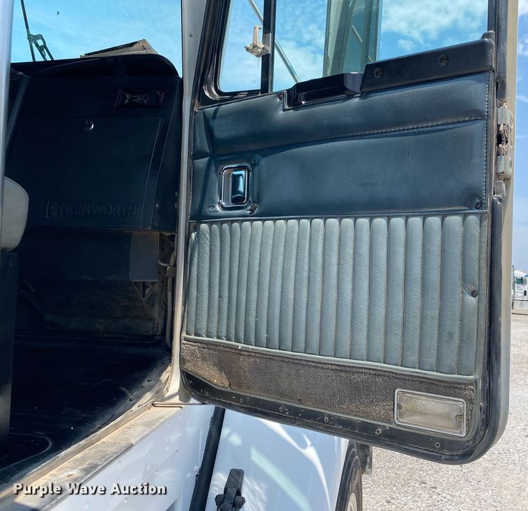 image for item DI7817 1995 Kenworth T800 semi truck