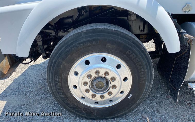 image for item DI7817 1995 Kenworth T800 semi truck