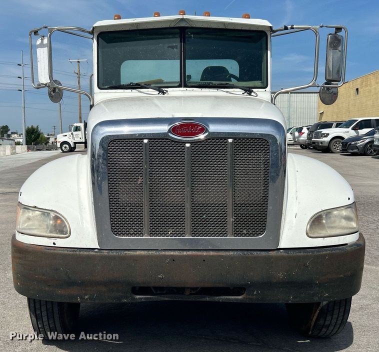 image for item DI7948 2009 Peterbilt 335  truck cab and chassis