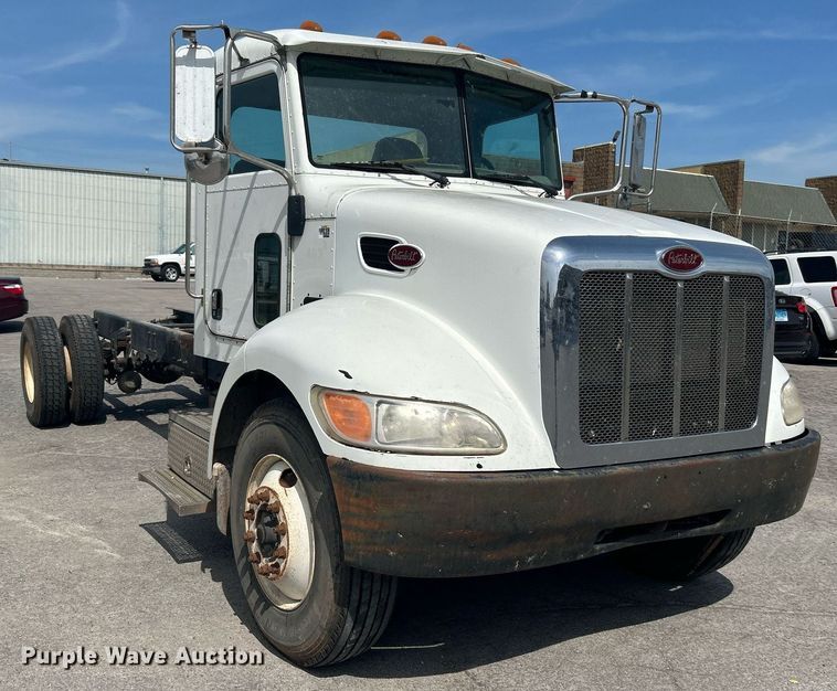 image for item DI7948 2009 Peterbilt 335  truck cab and chassis