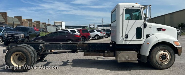 image for item DI7948 2009 Peterbilt 335  truck cab and chassis
