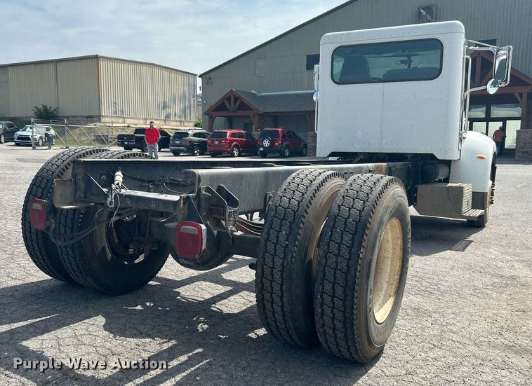 image for item DI7948 2009 Peterbilt 335  truck cab and chassis