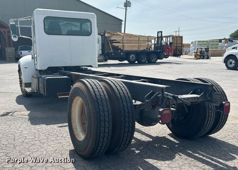 image for item DI7948 2009 Peterbilt 335  truck cab and chassis