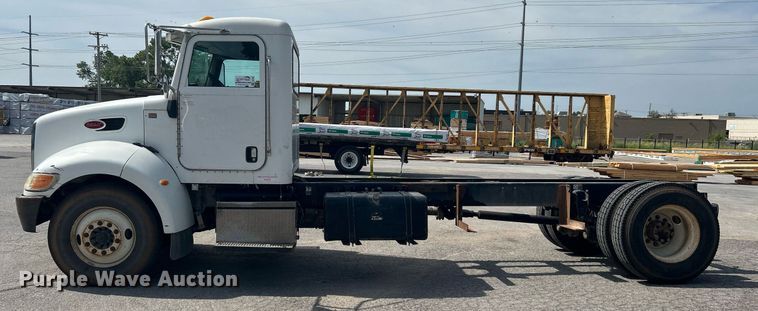 image for item DI7948 2009 Peterbilt 335  truck cab and chassis