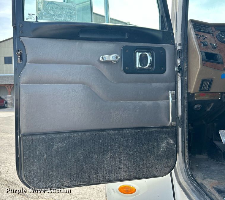 image for item DI7948 2009 Peterbilt 335  truck cab and chassis