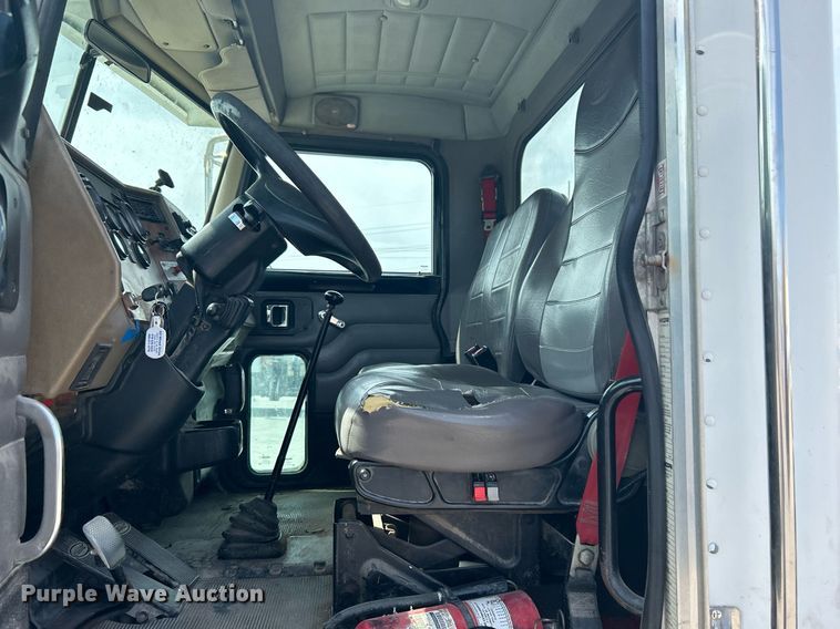 image for item DI7948 2009 Peterbilt 335  truck cab and chassis