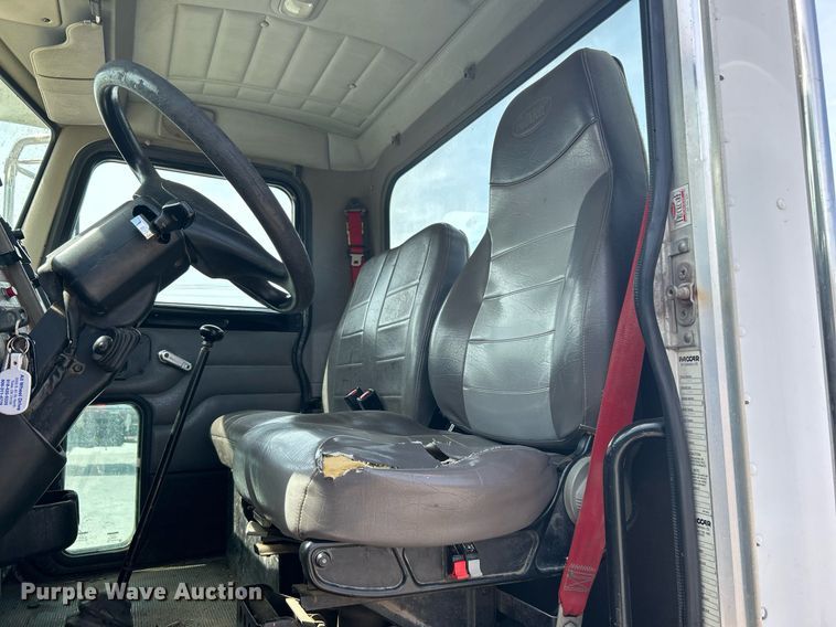 image for item DI7948 2009 Peterbilt 335  truck cab and chassis