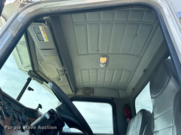 image for item DI7948 2009 Peterbilt 335  truck cab and chassis