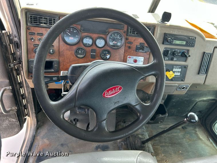 image for item DI7948 2009 Peterbilt 335  truck cab and chassis