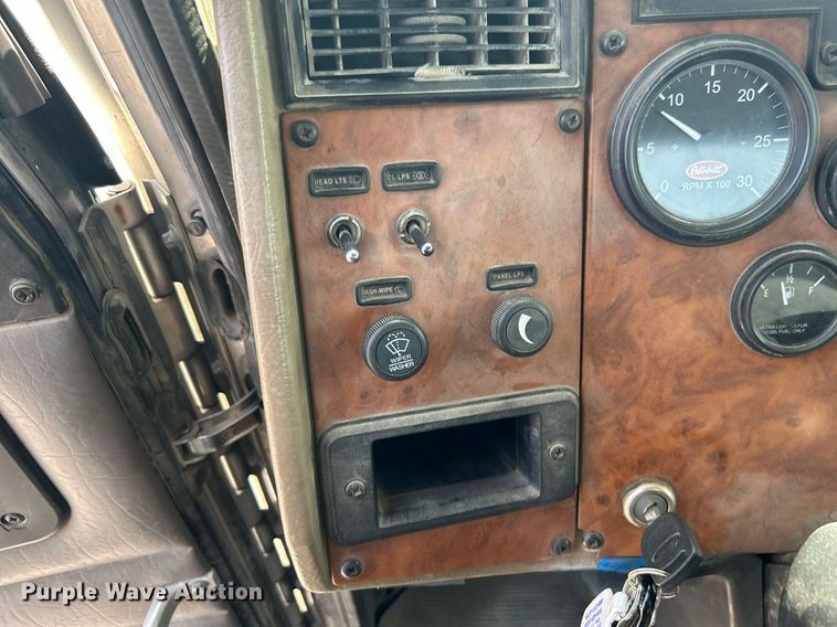 image for item DI7948 2009 Peterbilt 335  truck cab and chassis