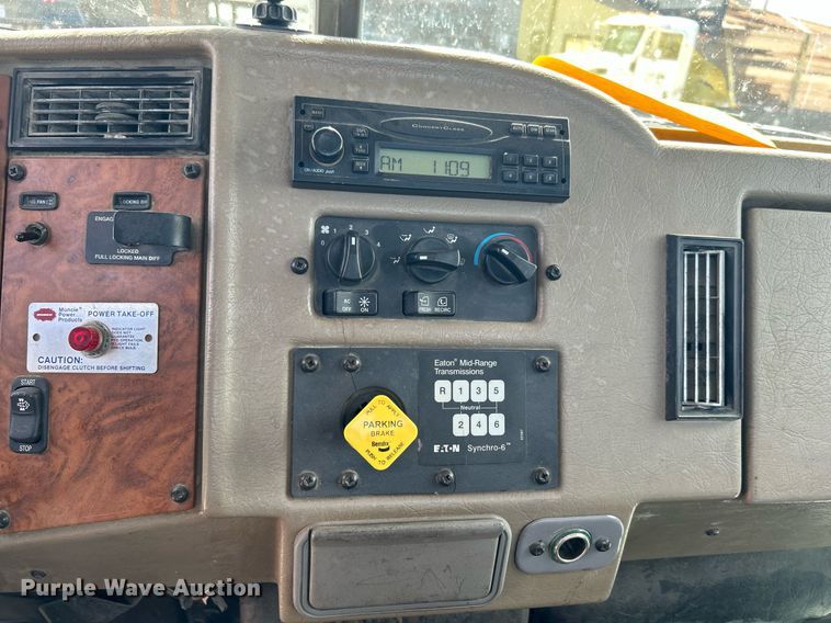 image for item DI7948 2009 Peterbilt 335  truck cab and chassis