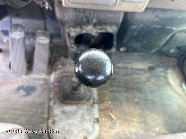 image for item DI7948 2009 Peterbilt 335  truck cab and chassis