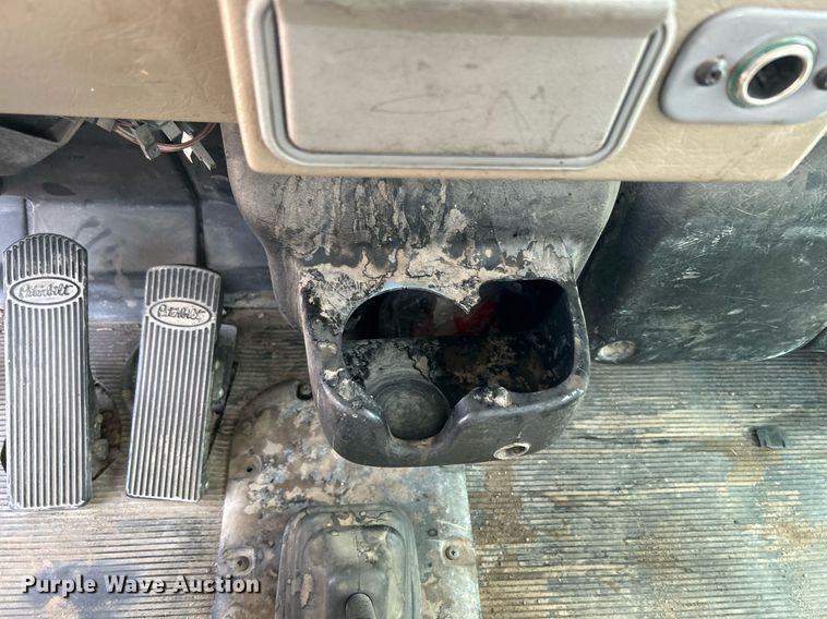 image for item DI7948 2009 Peterbilt 335  truck cab and chassis